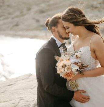 30 versículos-chave da Bíblia para declaração de amor aos noivos em casamento que vão abençoar
