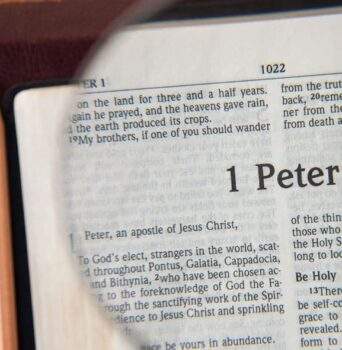 Top 28 versículos-chave da Bíblia do Livro 1 Pedro mais conhecidos e poderosos