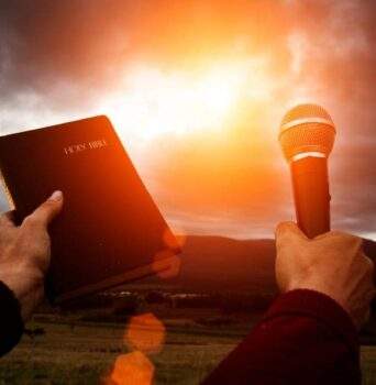 Top 50 versículos-chave do livro de Apocalipse da vitória final do bem sobre o mal