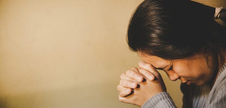 Orar em silêncio ou em voz alta: Qual oração Deus ouve mais?