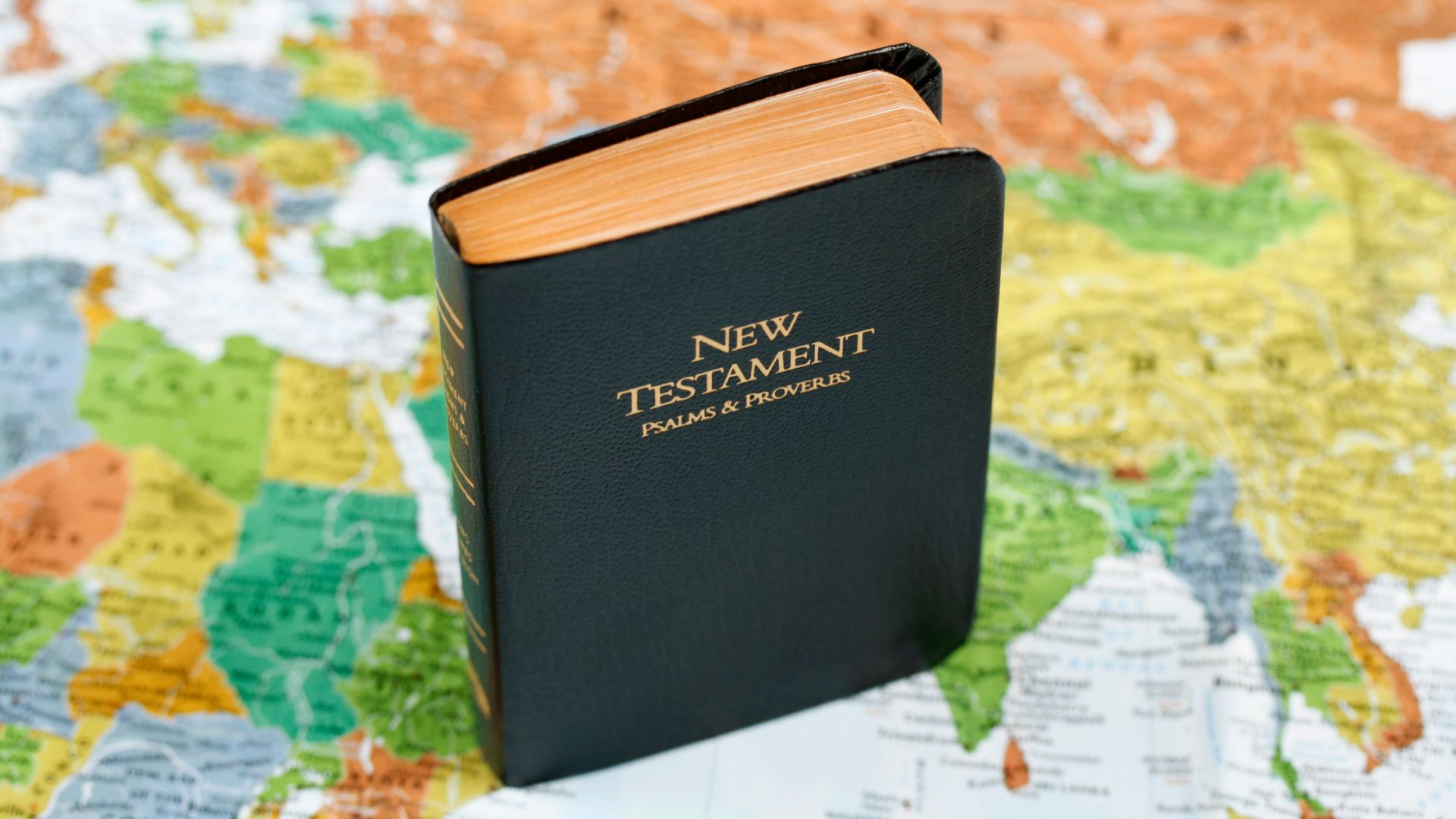 bíblia sagrada em cima de mapa global