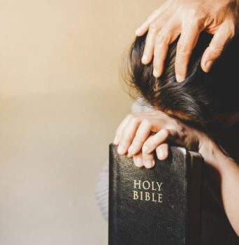25 versículos-chave da Bíblia sobre choro que mostram que Deus vai transformar seu choro em alegria
