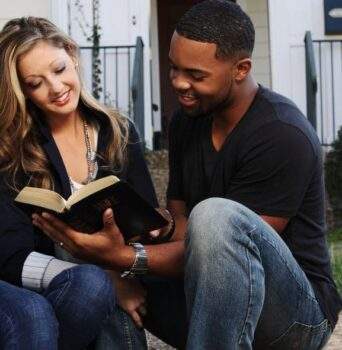 25 textos bíblicos sobre esperar a pessoa certa para ter um casamento abençoado