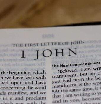 Top 30 versículos-chave da Bíblia de 1 João mais conhecidos e lidos