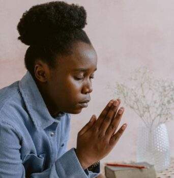 32 versículos-chave da Bíblia sobre orar uns pelos outros que vão abençoar