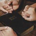 corrente de oração com a Bíblia na mesa