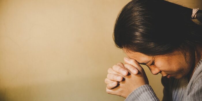 Orar em silêncio ou em voz alta: Qual oração Deus ouve mais?