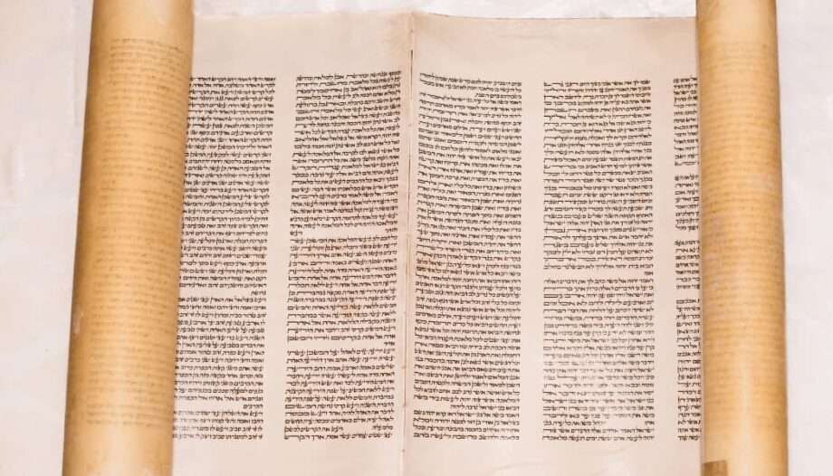 Bíblia hebraica original em rolo