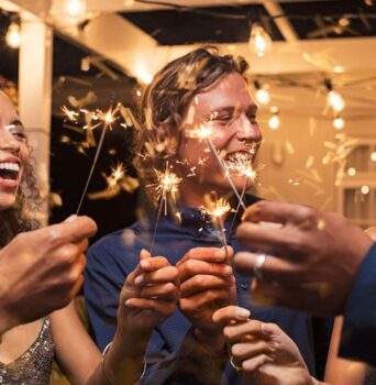 15 frases de Feliz Ano Novo para amigos 2024 que renovarão os votos de amizade
