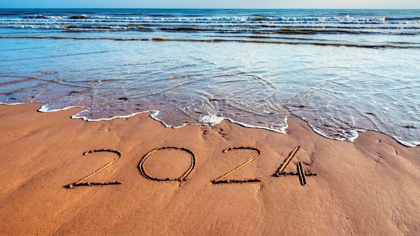 2024 escrito na areia da praia do mar