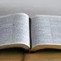 bíblia aberta em cima da mesa